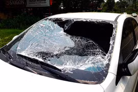 Chặn đường, đập phá xe luật sư sau khi kết thúc phiên toà