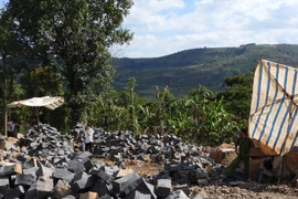 Lâm Đồng: Nhức nhối nạn khai thác đá chẻ tại xã Đan Phượng