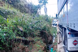 Lâm Đồng: Xe tải lấn làn, hất văng xe máy trên đèo Mimosa