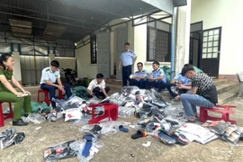 Đắk Lắk: Buộc tiêu hủy hơn 1.000 quần áo, giày dép giả mạo thương hiệu 