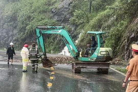 Lực lượng CSGT nỗ lực giải phóng hiện trường do sạt lở trên đèo Bảo Lộc 