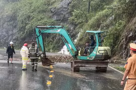 Lực lượng CSGT nỗ lực giải phóng hiện trường do sạt lở trên đèo Bảo Lộc 