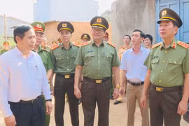 Thứ trưởng Trần Quốc Tỏ thăm và làm việc tại Công an xã Cư Né