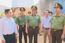 Thứ trưởng Trần Quốc Tỏ thăm và làm việc tại Công an xã Cư Né