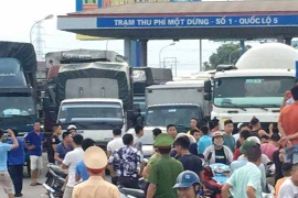 Dùng tiền lẻ trả phí QL5: Công an làm việc với tài xế, DN