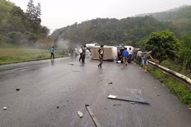 Hai xe khách đấu đầu kinh hoàng ở Lạng Sơn