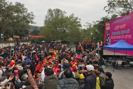 Ảnh: Đắm chìm trong không khí sôi động hội thi bánh chưng, bánh giầy