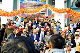 Hàng vạn du khách chen chân đến các di tích, danh thắng Quảng Ninh