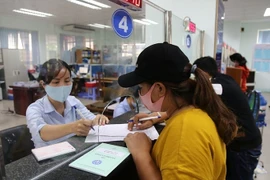 Người lao động thiệt thòi quá lớn khi rút BHXH một lần