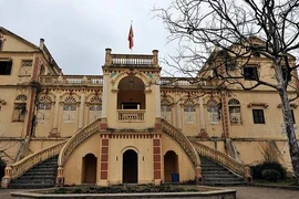 Khám phá kiến trúc độc đáo của dinh thự “vua Mèo” trên đỉnh cao nguyên trắng