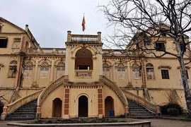 Khám phá kiến trúc độc đáo của dinh thự “vua Mèo” trên đỉnh cao nguyên trắng