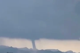 Vòi rồng cao trăm mét xuất hiện ở Việt Nam