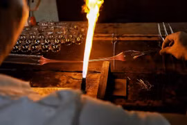 Hà Nội: Miệt mài thổi thủy tinh bên ngọn lửa đỏ 1000 độ giữa ngày hè