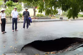 Quảng Ninh: Xuất hiện “hố tử thần”, di dời khẩn cấp 3 hộ dân