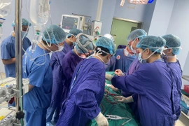 Lấy khối u giáp khổng lồ 15 năm đè ép khí quản