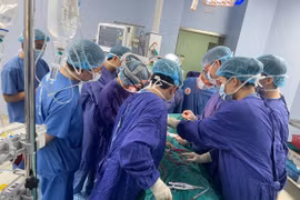 Lấy khối u giáp khổng lồ 15 năm đè ép khí quản