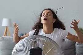 Tại sao càng ngồi quạt càng thấy oi bức trong ngày nắng nóng?