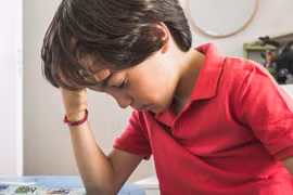 Bé trai hẹp bao quy đầu biến chứng viêm loét, chảy dịch