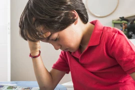 Bé trai hẹp bao quy đầu biến chứng viêm loét, chảy dịch