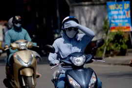 Hà Nội nắng rát 40 độ C, người dân ra đường phải bịt kín như "Ninja"
