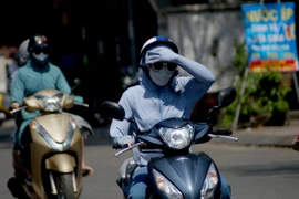 Hà Nội nắng rát 40 độ C, người dân ra đường phải bịt kín như "Ninja"