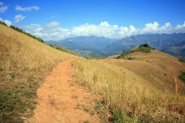 Khám phá cung đường “sống lưng khủng long” cực đẹp giữa Sơn La và Điện Biên