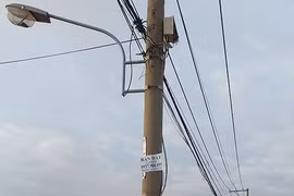 Nguy hiểm những cây cột điện “đứng” trên lòng đường