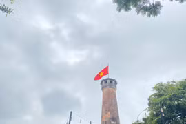 Đường phố Hà Nội rợp cờ hoa chào mừng lễ 30/4 và 1/5