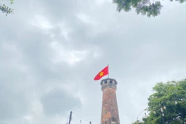 Đường phố Hà Nội rợp cờ hoa chào mừng lễ 30/4 và 1/5