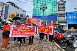 Nhà đầu tư căng băng rôn đòi Công ty Nhật Nam trả tiền phân chia lợi nhuận