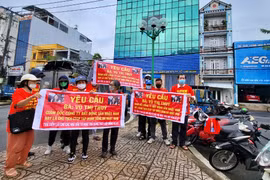 Nhà đầu tư căng băng rôn đòi Công ty Nhật Nam trả tiền phân chia lợi nhuận