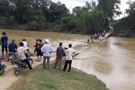 Chở nhau qua cầu, 3 mẹ con bị nước cuốn trôi