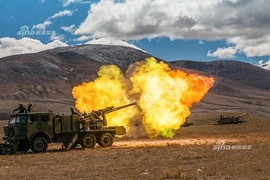 Ảnh Độc: Pháo binh TQ “diễu võ dương oai” tại Tân Cương