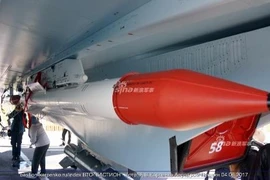 Nhìn gần tên lửa "thần sầu" dưới bụng tiêm kích Su-35