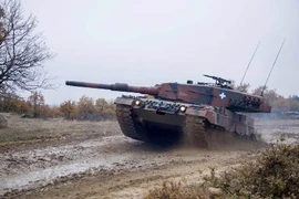 Mãn nhãn xe tăng Leopard 2A4 phi nước đại trên đường lầy