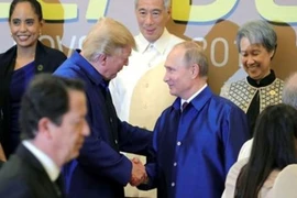 Cái bắt tay vui vẻ của ông Trump và Putin tại Việt Nam
