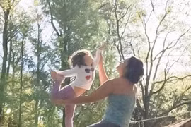 Bà mẹ "trồng cây chuối" cho con bú gây sửng sốt