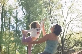 Bà mẹ "trồng cây chuối" cho con bú gây sửng sốt