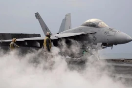 Không tự lượng sức: UAV Iran nắn gân F-18 Mỹ