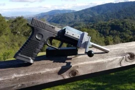 Khó đỡ kiểu súng lục lên đạn như súng trường ở Mỹ