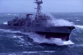 Khi tàu chiến hiện đại đối đầu với... bão biển