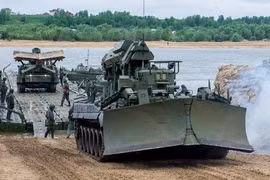 Mục kích công binh Nga bắc cầu phao đưa xe tăng vượt sông