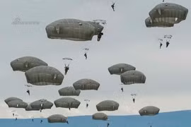 Hoành tráng sư đoàn Dù 82 Mỹ tập trận ngợp trời Alaska