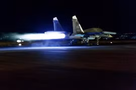 Đẹp ngất ngây sân bay quân sự ban đêm