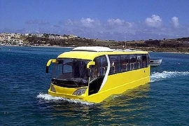 Tận mục xe buýt lội nước chống ngập lụt