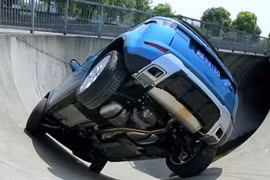 Xem tay lái đẳng cấp cho Land Rover chui qua ống cống