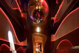 Quầy bar đẹp nhất Porto được trang hoàng thế nào?