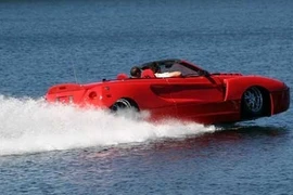 Siêu xe kỳ dị đi phăm phăm trên...mặt nước