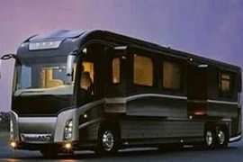 Ngắm xe buýt dát vàng phục vụ hoàng tử Ả Rập