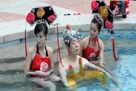 Đại gia chi núi tiền để tắm như “hoàng đế“